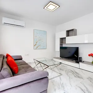 Cosy Steps To St George's Bay Appartement